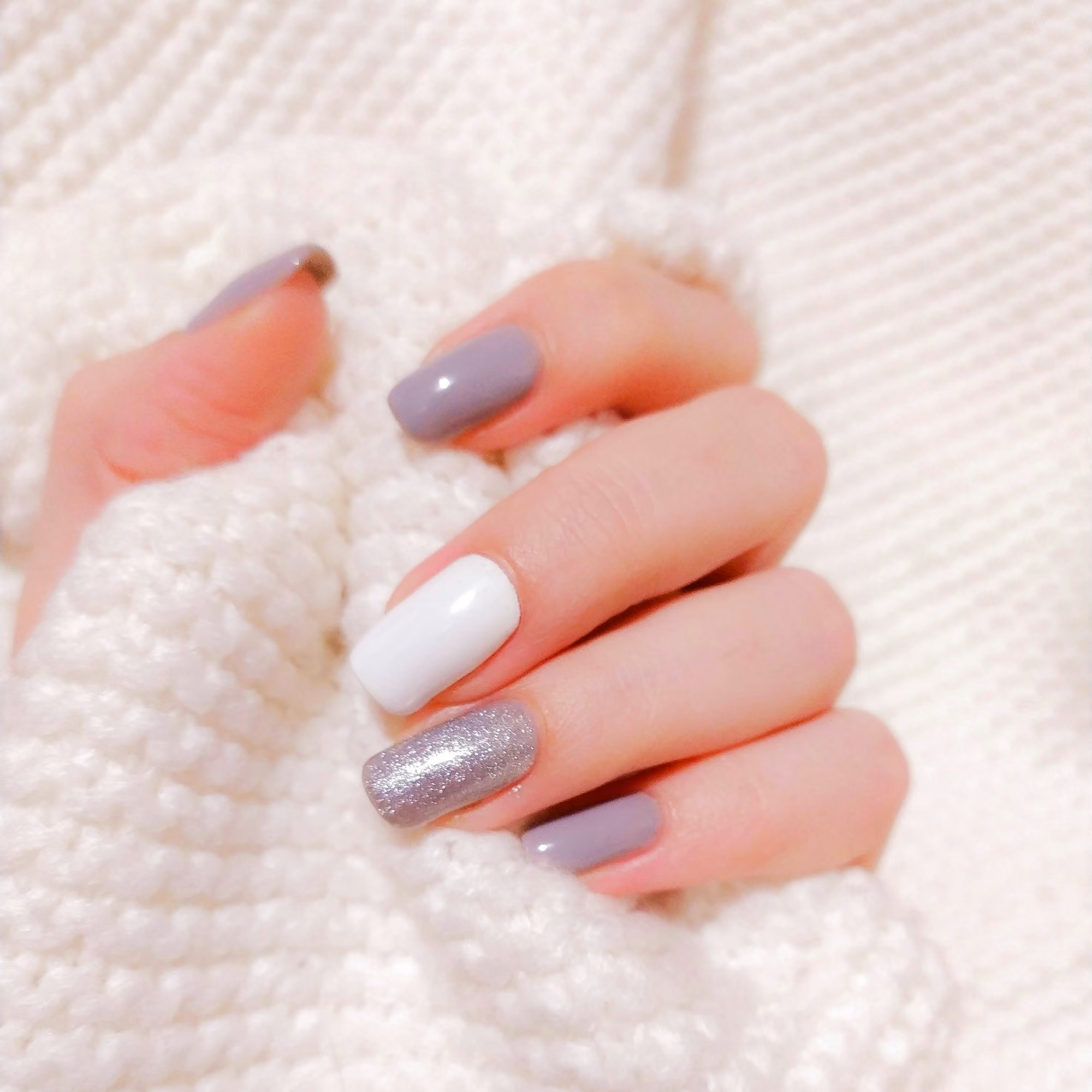 Dip powder set in soft grey and white with a glitter accent nail